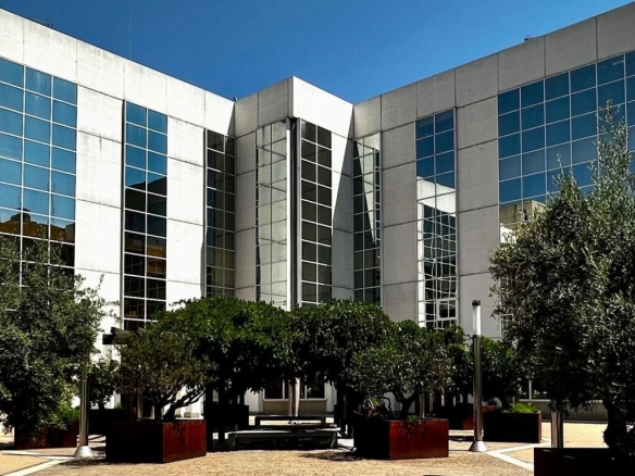 Imagen 1 de 2 oficinas reformadas con excelente ubicación y plazas de parking.