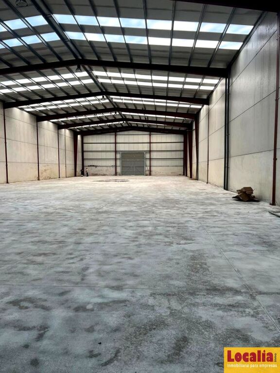 Imagen 3 de Extensa nave industrial en Corrales de Buelna