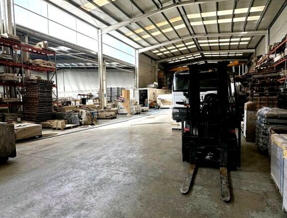 Imagen 4 de Extensa nave industrial en Corrales de Buelna