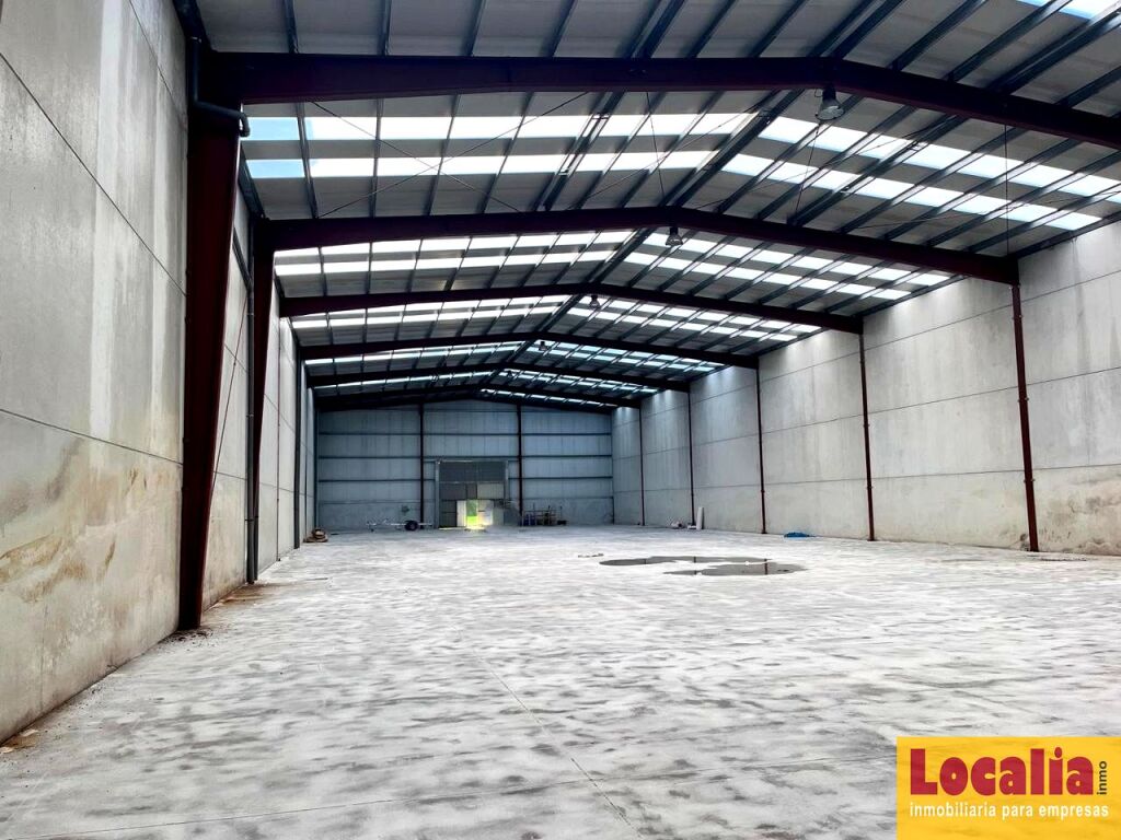 Imagen 2 de Nave Industrial en alquiler en Los Corrales de Buelna de 1430 m2
