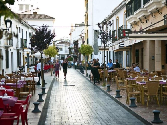 Imagen 2 de ¡INVERSORES! PARCELA EN LA CALLE MÁS TRANSITADA Y CÉNTRICA DE ESTEPONA