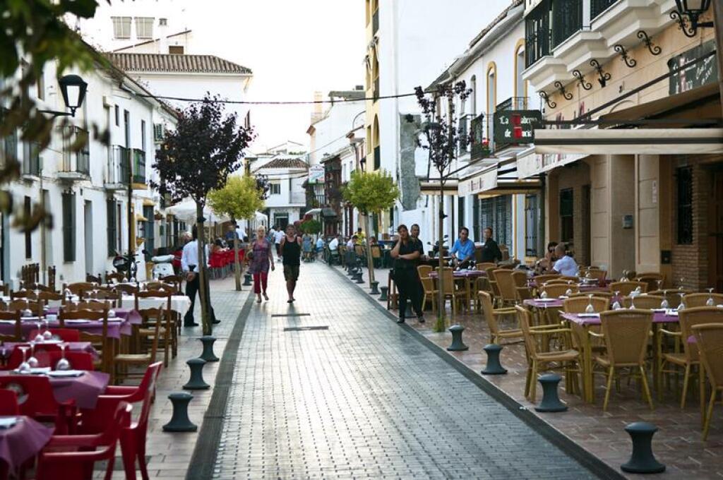 Imagen 2 de ¡INVERSORES! PARCELA EN LA CALLE MÁS TRANSITADA Y CÉNTRICA DE ESTEPONA