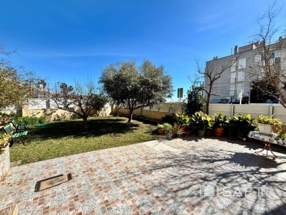 Imagen 1 de Impresionante bajos en segunda linea de mar con jardín privado de 329 m2