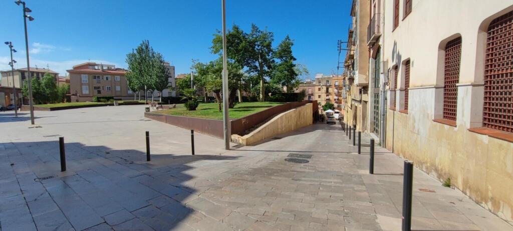 cerca de plaza con zona comercial