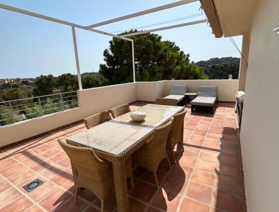 Imagen 2 de SE VENDE  PRECIOSO PISO  ENTRE ESTEPONA Y MARBELLA EN UN ENTORNO PRIVILEGIADO