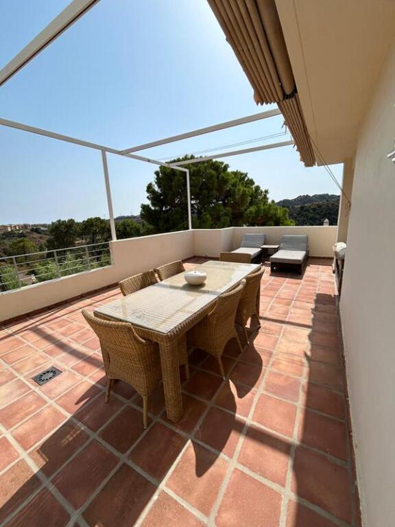 Imagen 2 de SE VENDE  PRECIOSO PISO  ENTRE ESTEPONA Y MARBELLA EN UN ENTORNO PRIVILEGIADO