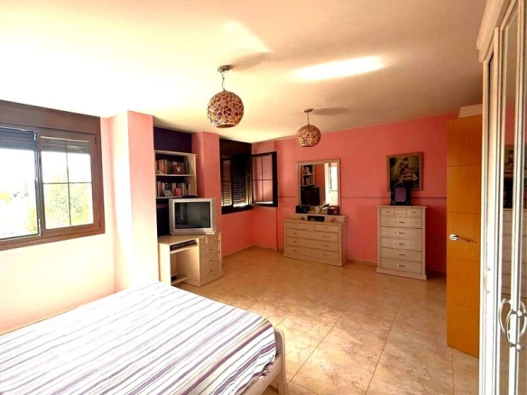 Imagen 2 de Amplio y acogedor chalet