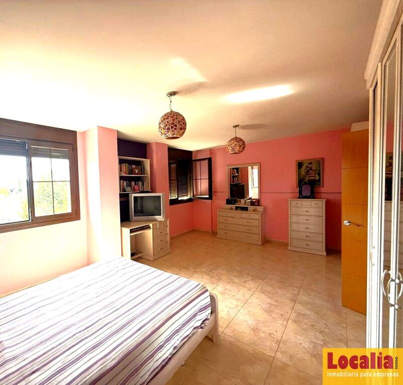 Imagen 2 de Amplio y acogedor chalet