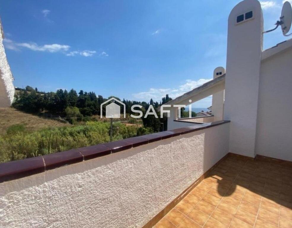 Imagen 2 de Tu refugio cerca de la playa: encantadora casa adosada.