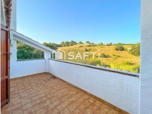 Imagen 3 de Tu refugio cerca de la playa: encantadora casa adosada.