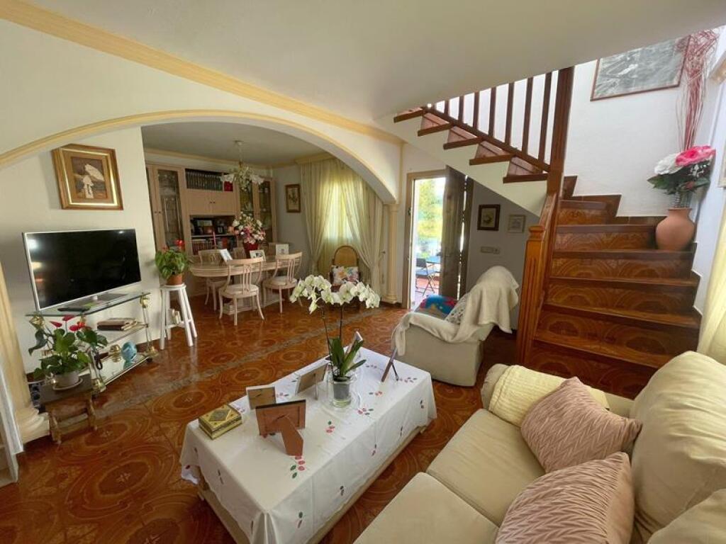 CASA CON SOLARIUM EN UN ENTORNO TRANQUILO