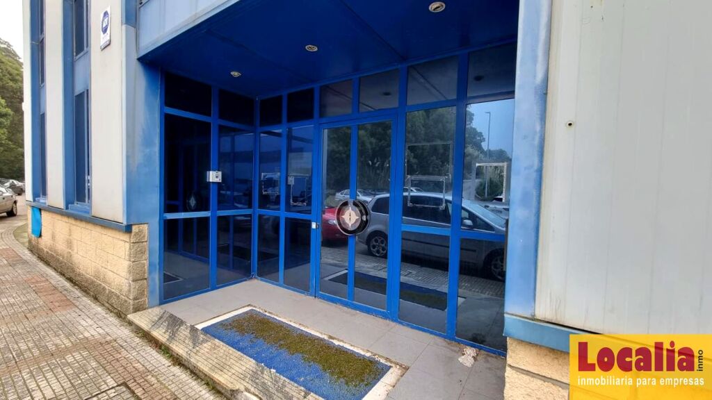 Imagen 2 de Espectacular nave con oficinas en Camargo.