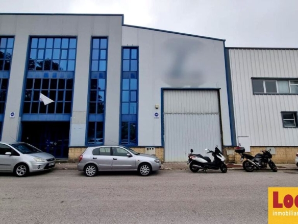 Imagen 1 de Espectacular nave con oficinas en Camargo.