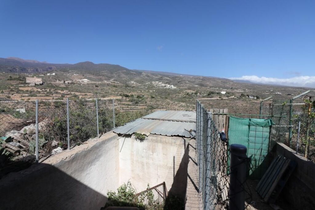 Imagen 2 de Terreno con construcción a reformar e invernaderos en Arico Viejo