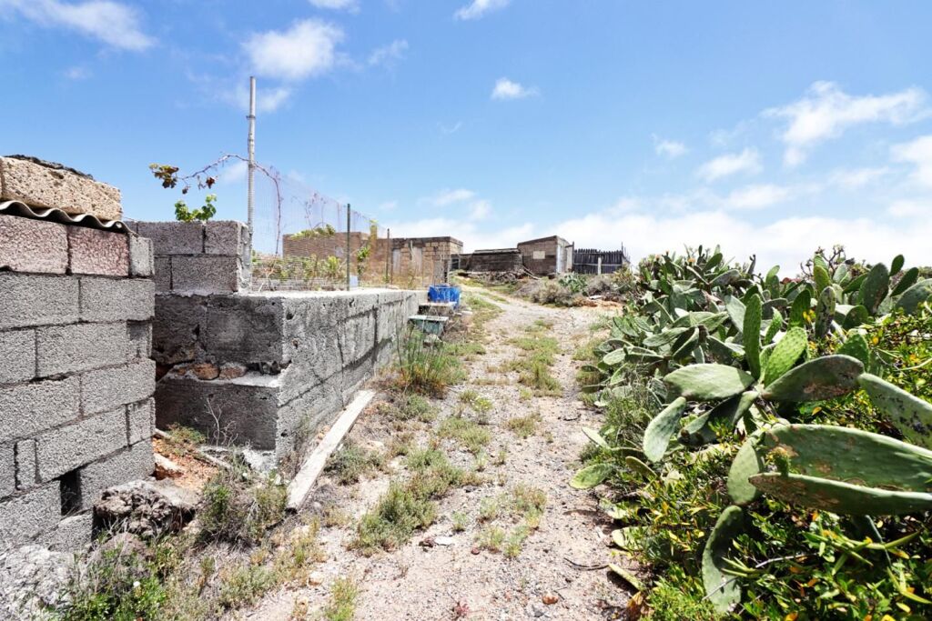 Imagen 2 de Terreno rústico con varias construcciones en Granadilla.