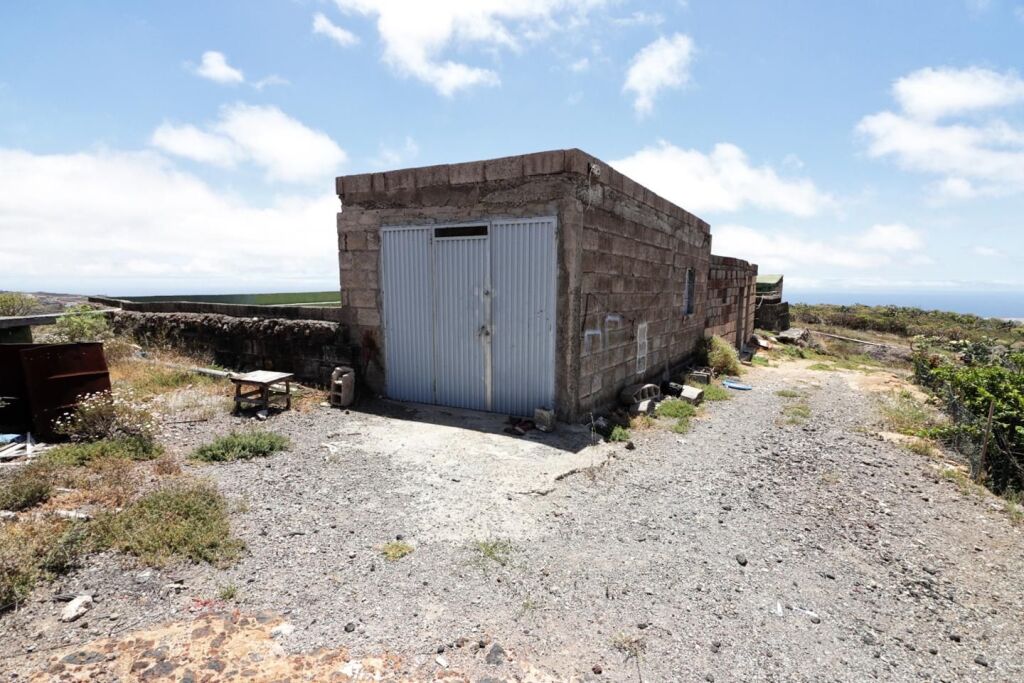 Imagen 4 de Terreno rústico con varias construcciones en Granadilla.