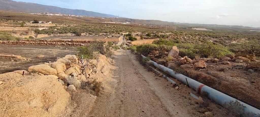 tanque de agua y cultivo en Chimiche