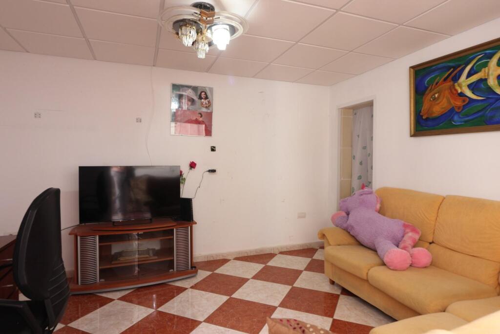 Imagen 2 de Casa en esquina en San Isidro: Inversión Rentable