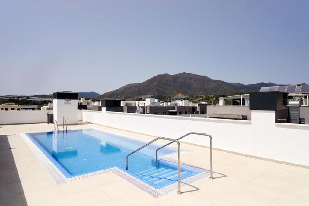 Imagen 2 de SE VENDE ESPECTACULAR APARTAMENTO DE 3 DORMITORIOS Y 2 BAÑOS EN ESTEPONA