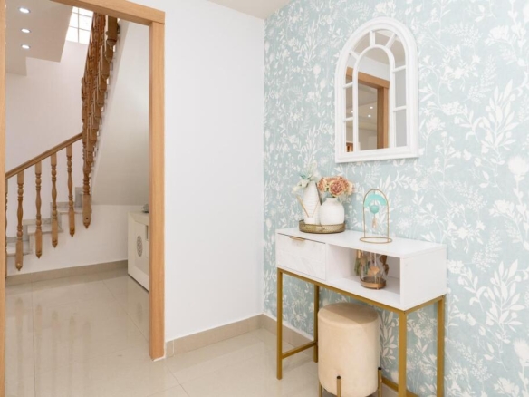 Imagen 2 de Exclusiva vivienda reformada con materiales de alta gama