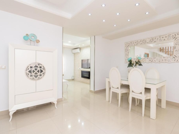 Imagen 3 de Exclusiva vivienda reformada con materiales de alta gama