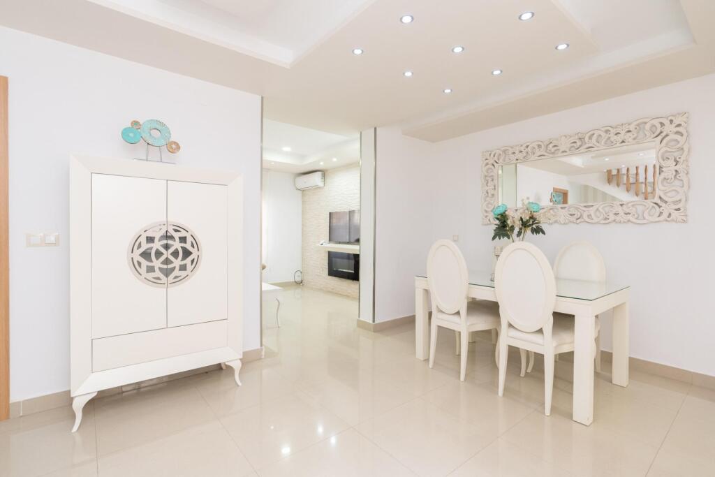 Imagen 3 de Exclusiva vivienda reformada con materiales de alta gama