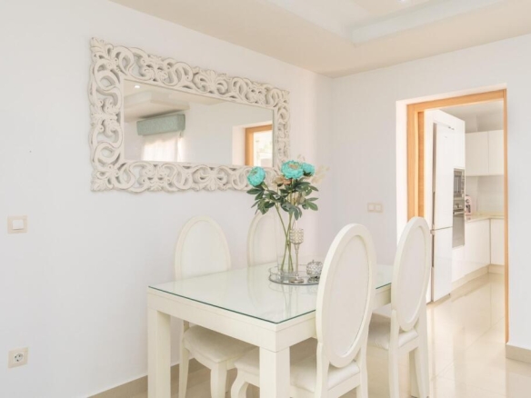 Imagen 4 de Exclusiva vivienda reformada con materiales de alta gama