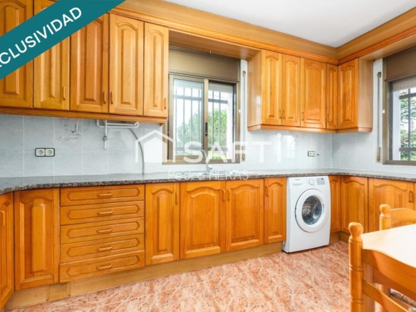 Imagen 2 de Casa a cuatro vientos con pista de tenis privada.