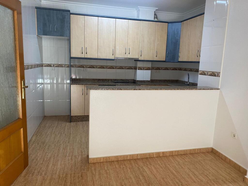 Imagen 2 de Amplio y Luminoso Piso de 3 Habitaciones en Segunda Planta.