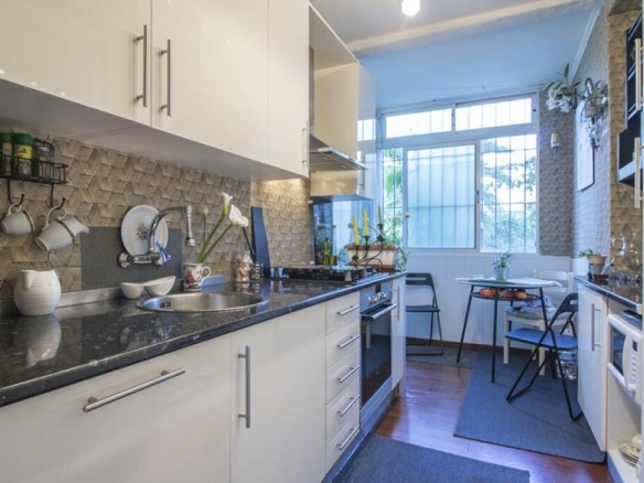 Imagen 2 de MARAVILLOSO BAJO RODEADO DE JARDINES EN UNA ZONA PRIVADA