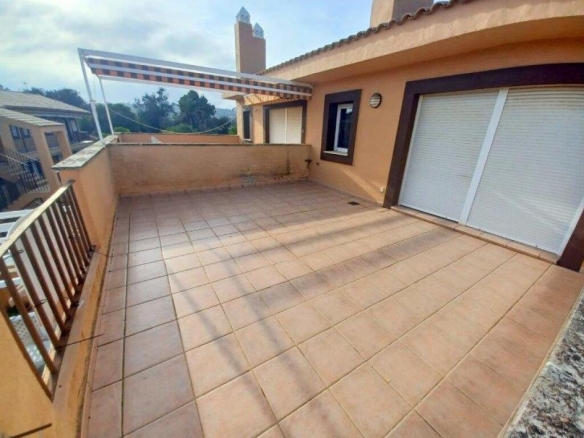 Imagen 2 de ESTUPENDO ATICO NUEVO A ESTRENAR EN 2ª LINEA DE PLAYA...