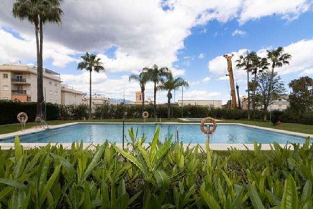 Imagen 2 de ¡SE VENDE ACOGEDORA VIVIENDA DE DOS DORMITORIOS EN ZONA PUERTO ESTEPONA