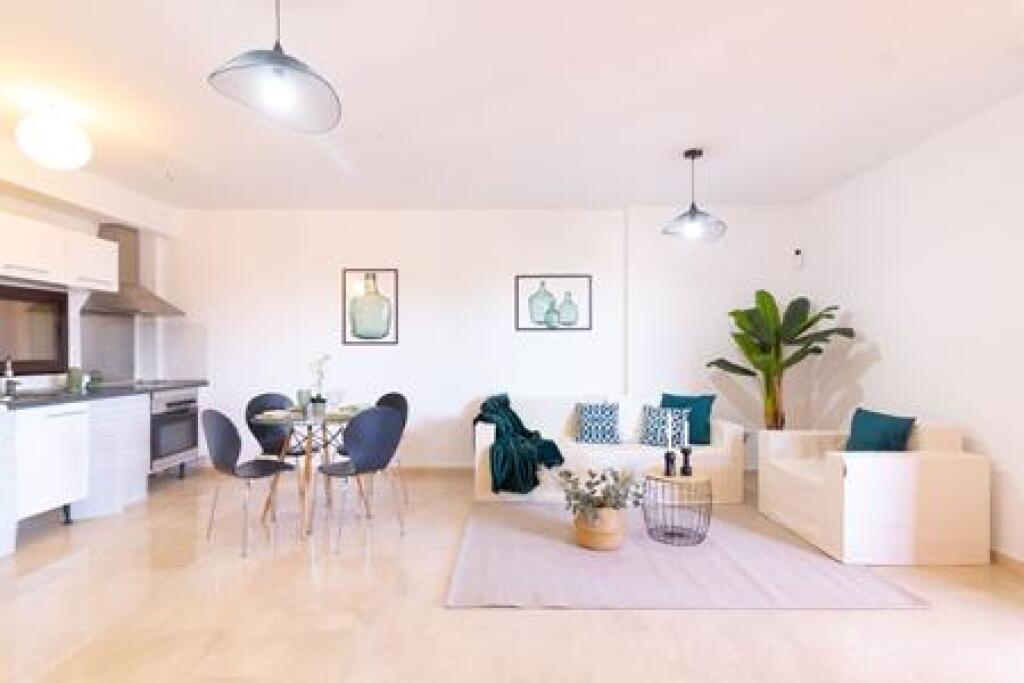 Imagen 3 de ¡SE VENDE ACOGEDORA VIVIENDA DE DOS DORMITORIOS EN ZONA PUERTO ESTEPONA