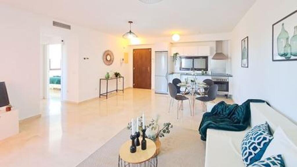 Imagen 4 de ¡SE VENDE ACOGEDORA VIVIENDA DE DOS DORMITORIOS EN ZONA PUERTO ESTEPONA