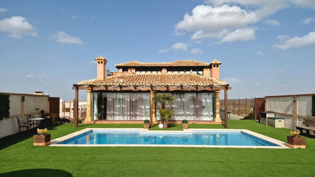 Imagen 2 de ¡VIVIENDA ÚNICA Y EXCLUSIVA EN LAYOS GOLF!