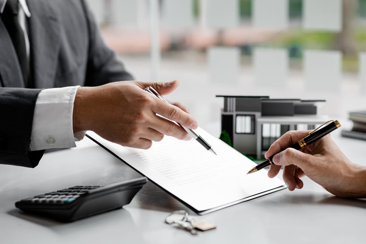 Agente inmobiliario asesora al cliente