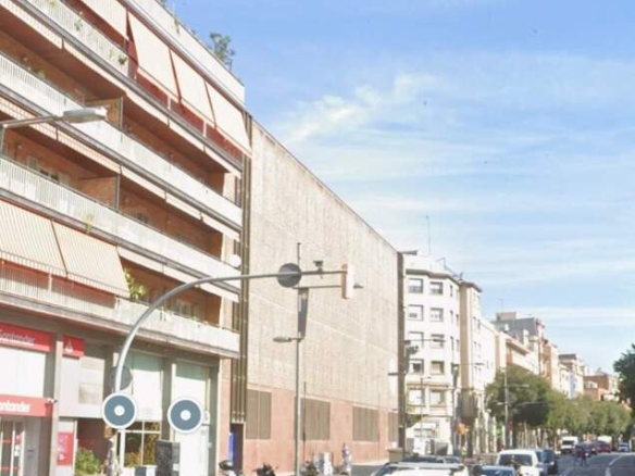 Imagen 2 de local comercial con amplio escaparate en el Passeig Maragall.