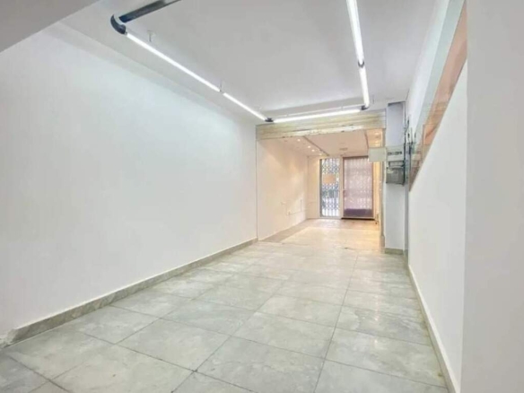 Imagen 1 de local comercial con amplio escaparate en el Passeig Maragall.