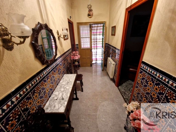 Imagen 2 de CASA DE ESQUINA MUY BIEN UBICADA!