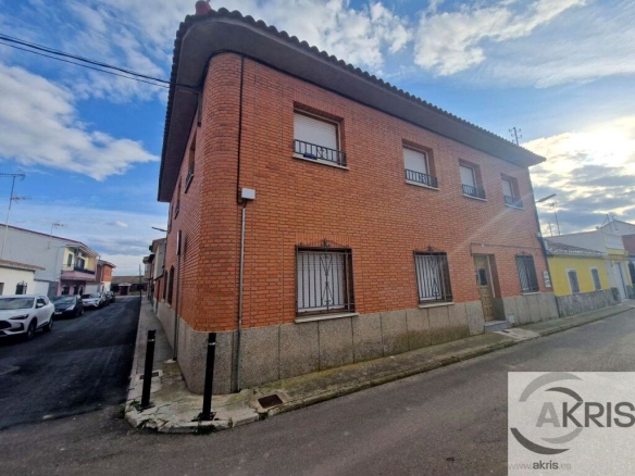 Imagen 3 de CASA DE ESQUINA MUY BIEN UBICADA!