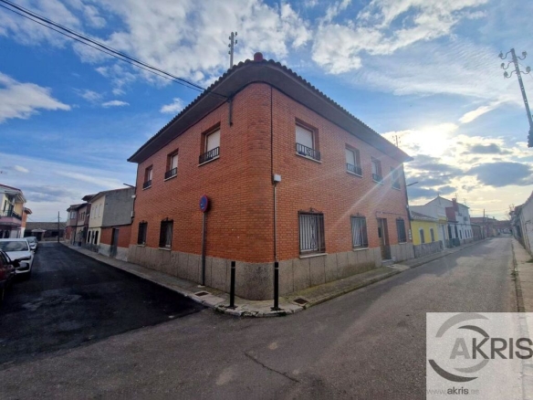 Imagen 1 de CASA DE ESQUINA MUY BIEN UBICADA!