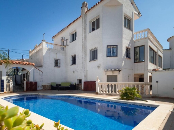 Imagen 2 de Casa espaciosa con vistas al mar y piscina privada zona Puig Sec