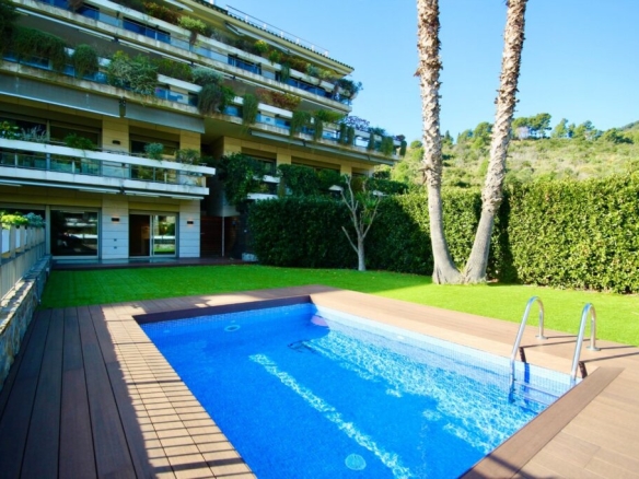 Imagen 1 de Preciosa planta baja dúplex 180m² más jardín y piscina privada