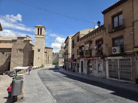 Imagen 4 de CASA CON LOCAL EN PUERTA BISAGRA