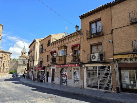 Imagen 1 de CASA CON LOCAL EN PUERTA BISAGRA - El Club del Propietario Imagen 1 de CASA CON LOCAL EN PUERTA BISAGRA