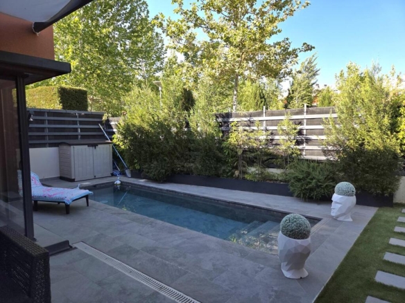 Imagen 1 de Descubre tu Nuevo Estilo de Vida: Chalet en Valparaíso con zonas comunes