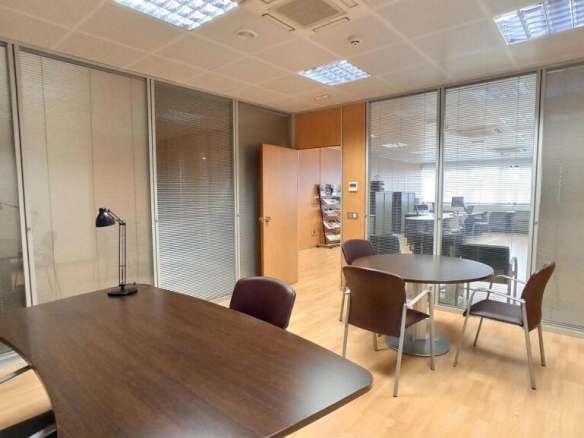 Imagen 2 de EXCLUSIVA APIALIA: Amplia y funcional oficina en venta – ¡Lista para empezar a trabajar!