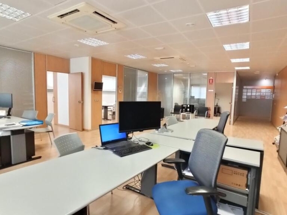 Imagen 3 de EXCLUSIVA APIALIA: Amplia y funcional oficina en venta – ¡Lista para empezar a trabajar!