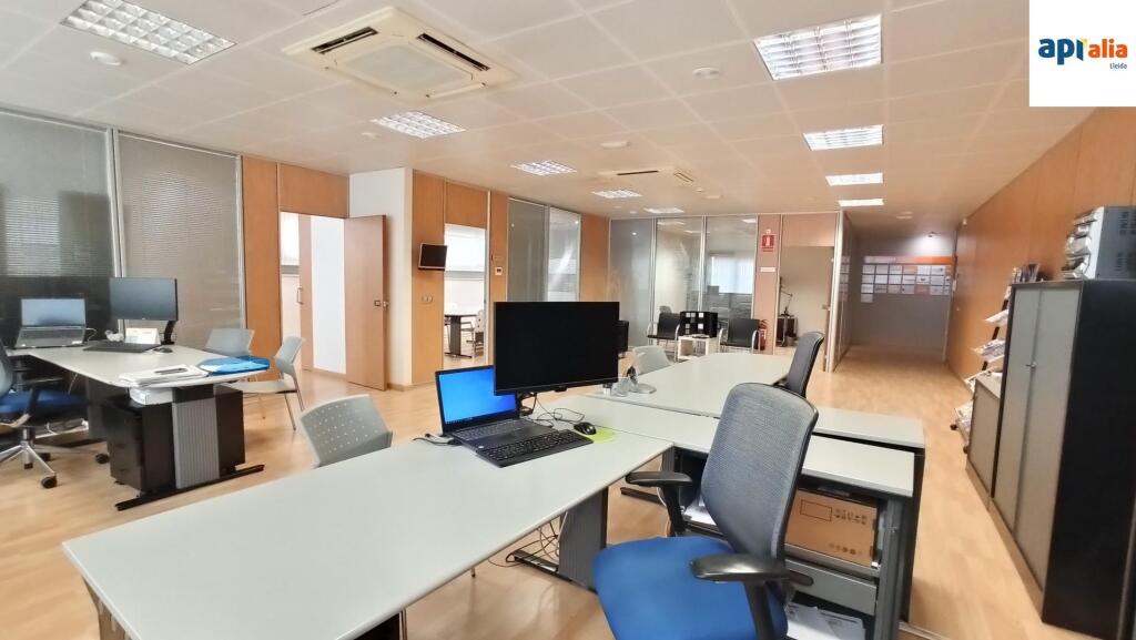 Imagen 3 de EXCLUSIVA APIALIA: Amplia y funcional oficina en venta – ¡Lista para empezar a trabajar!