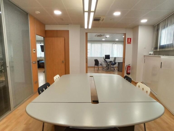 Imagen 4 de EXCLUSIVA APIALIA: Amplia y funcional oficina en venta – ¡Lista para empezar a trabajar!